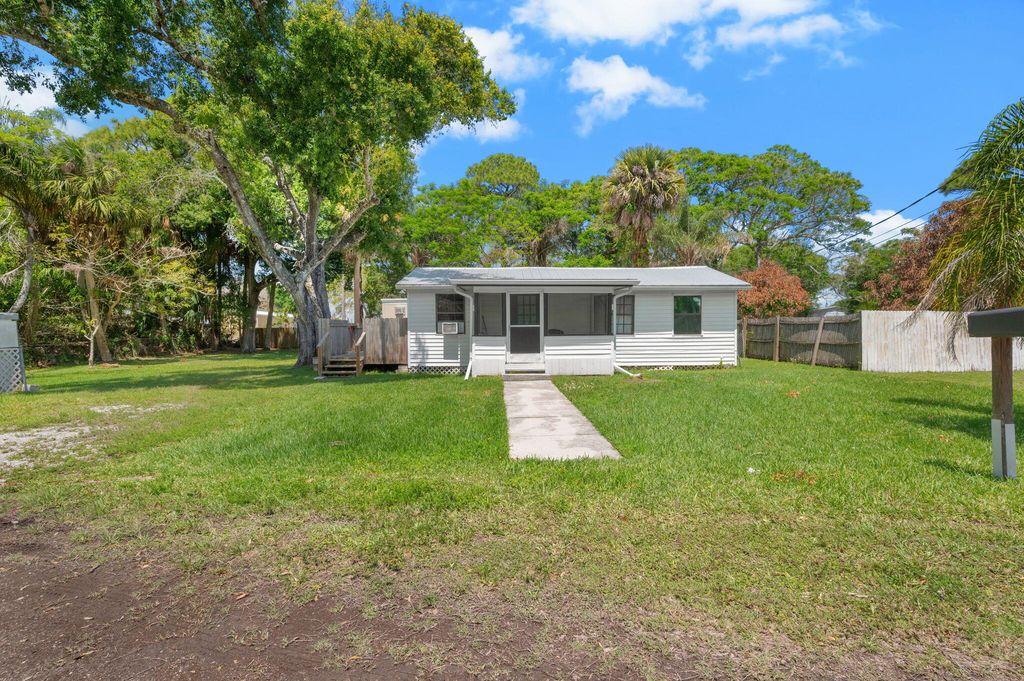 390 Baysinger Avenue, Fort Pierce, FL 34982