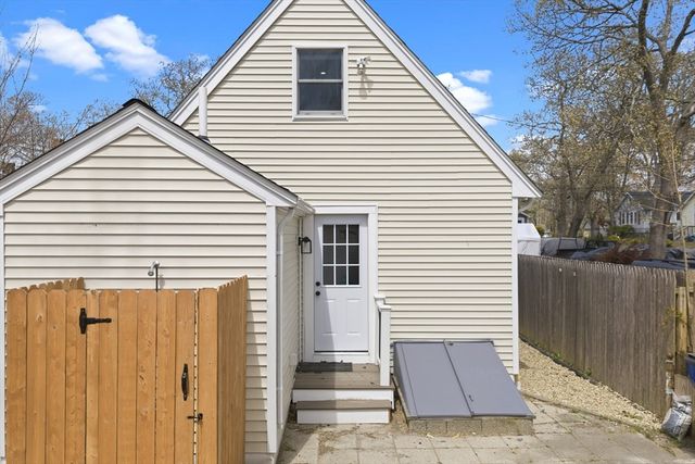 8 Cottage St, Wareham, MA 02571