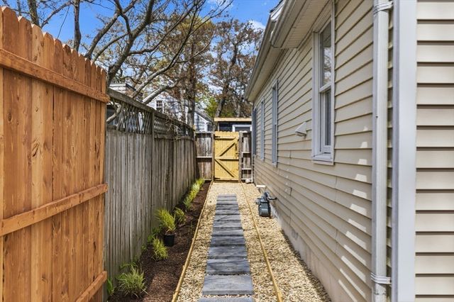 8 Cottage St, Wareham, MA 02571