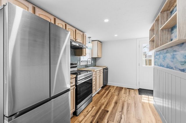 8 Cottage St, Wareham, MA 02571