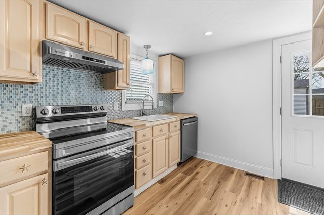 8 Cottage St, Wareham, MA 02571