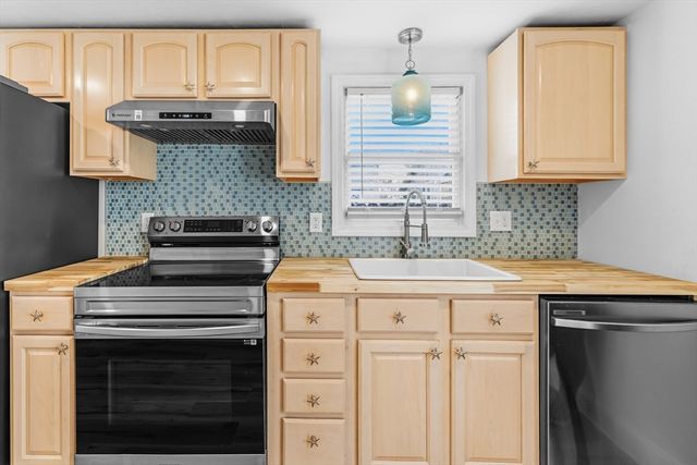 8 Cottage St, Wareham, MA 02571