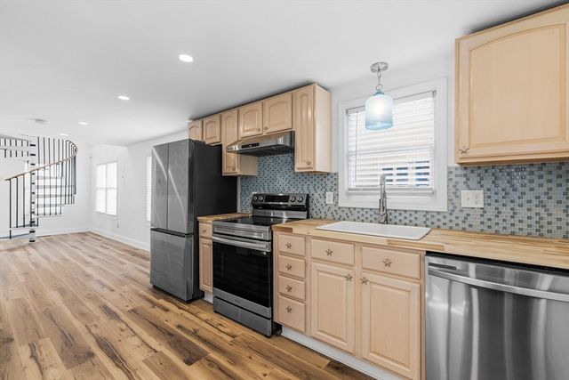 8 Cottage St, Wareham, MA 02571