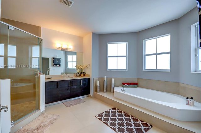 10555 NW 69th Terrace, Doral, FL 33178