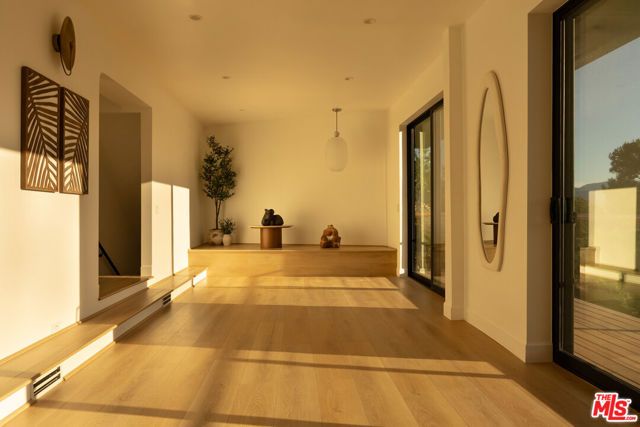 7802 Torreyson Drive, Los Angeles, CA 90046