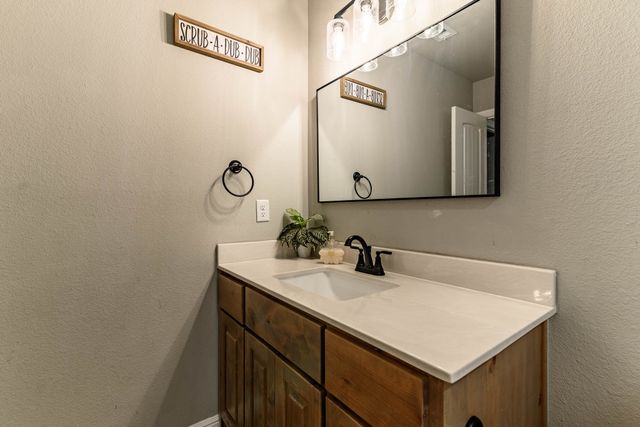 250 Poinsetta Drive, Palmer, TX 75152