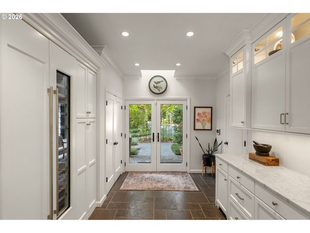 17084 CANAL Cir, Lake Oswego, OR 97035