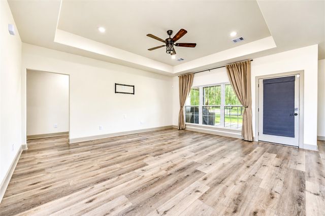 101 Hillsborough Drive W, Montgomery, TX 77356