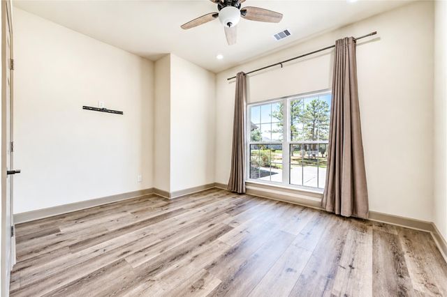 101 Hillsborough Drive W, Montgomery, TX 77356