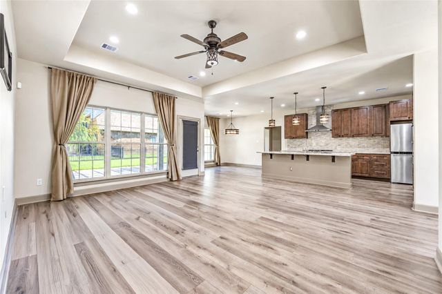 101 Hillsborough Drive W, Montgomery, TX 77356