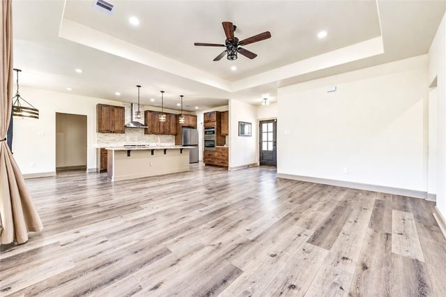 101 Hillsborough Drive W, Montgomery, TX 77356