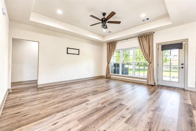 101 Hillsborough Drive W, Montgomery, TX 77356