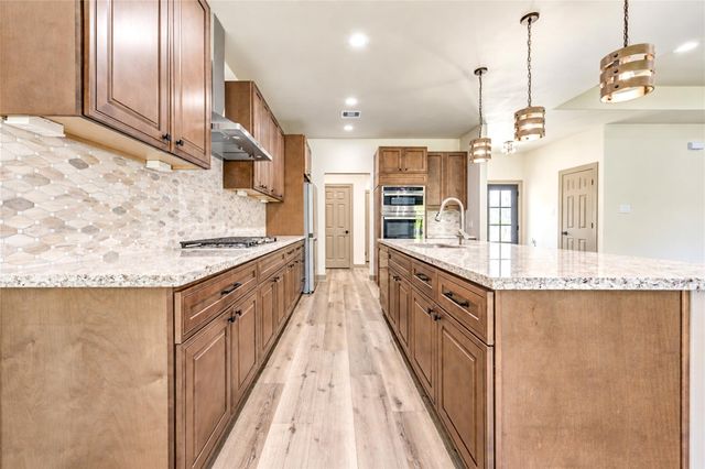 101 Hillsborough Drive W, Montgomery, TX 77356