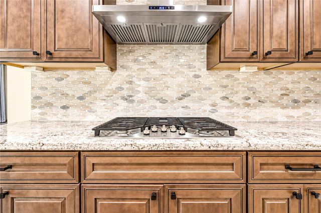 101 Hillsborough Drive W, Montgomery, TX 77356