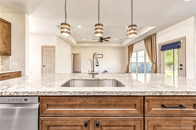 101 Hillsborough Drive W, Montgomery, TX 77356