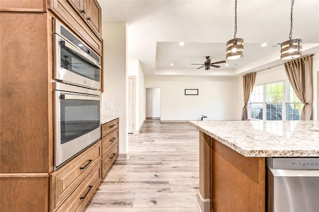 101 Hillsborough Drive W, Montgomery, TX 77356