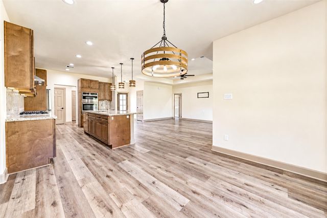 101 Hillsborough Drive W, Montgomery, TX 77356