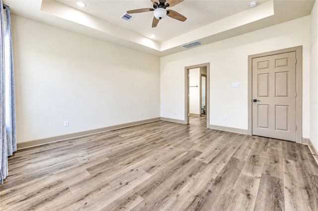 101 Hillsborough Drive W, Montgomery, TX 77356