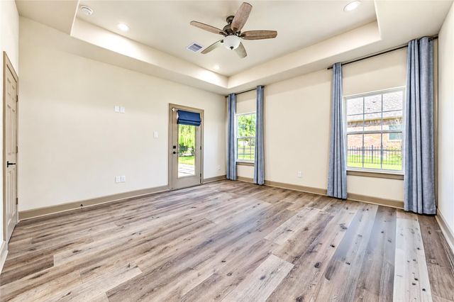 101 Hillsborough Drive W, Montgomery, TX 77356