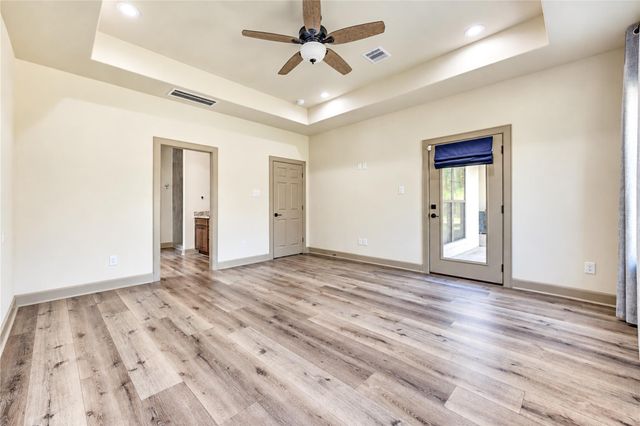 101 Hillsborough Drive W, Montgomery, TX 77356