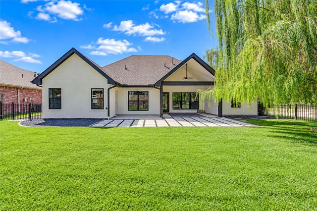 101 Hillsborough Drive W, Montgomery, TX 77356
