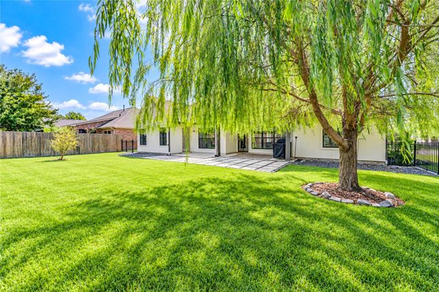 101 Hillsborough Drive W, Montgomery, TX 77356