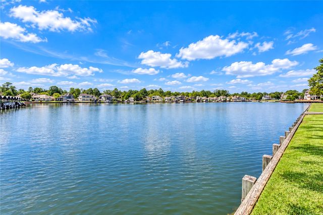 101 Hillsborough Drive W, Montgomery, TX 77356