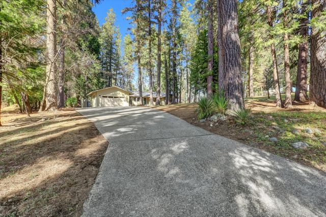 10856 Terrace Pines Ct, Grass Valley, CA 95945