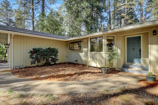 10856 Terrace Pines Ct, Grass Valley, CA 95945