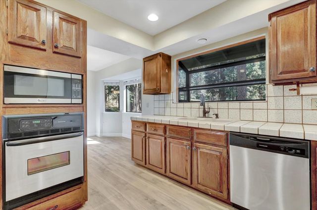 10856 Terrace Pines Ct, Grass Valley, CA 95945