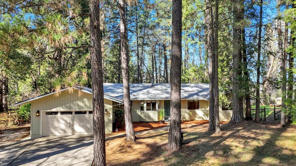 10856 Terrace Pines Ct, Grass Valley, CA 95945
