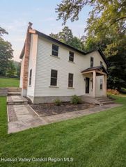 7 Mellenville Square, Claverack, NY 12534