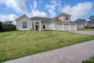 1616 Courtland Ln, Lindale, TX 75771