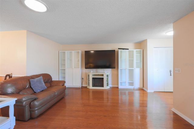 318 FAIRSIDE COURT, Sun City Center, FL 33573