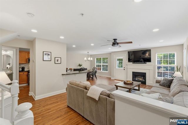 28 Mountainside Drive, Pompton Lakes, NJ 07442