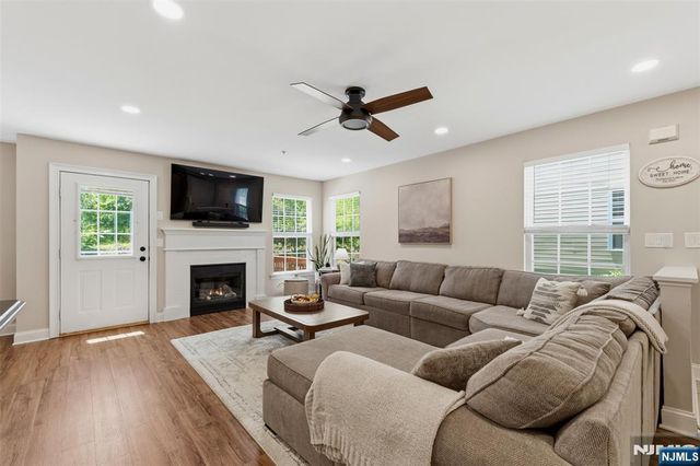 28 Mountainside Drive, Pompton Lakes, NJ 07442