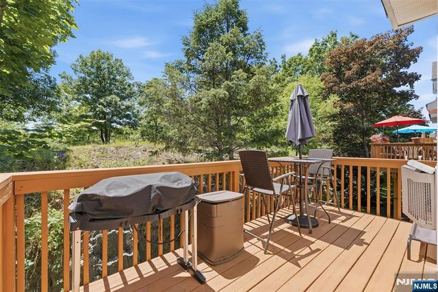 28 Mountainside Drive, Pompton Lakes, NJ 07442