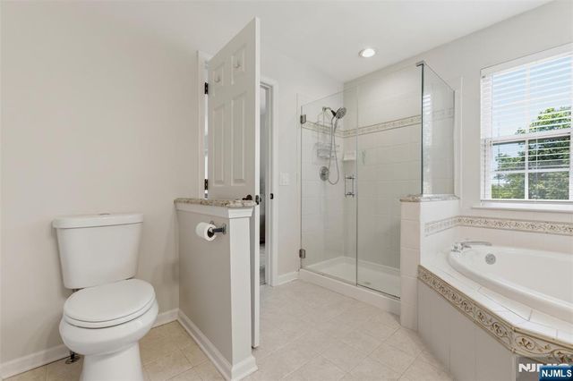 28 Mountainside Drive, Pompton Lakes, NJ 07442