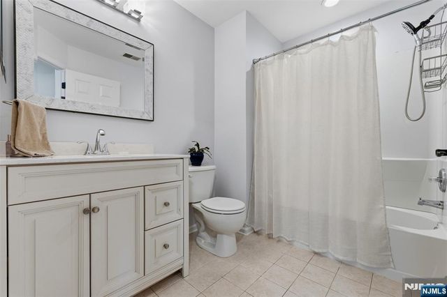 28 Mountainside Drive, Pompton Lakes, NJ 07442
