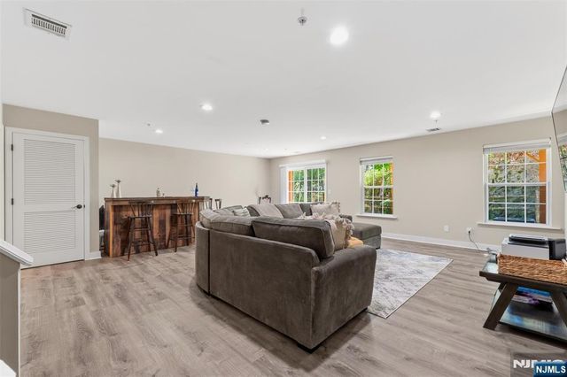 28 Mountainside Drive, Pompton Lakes, NJ 07442