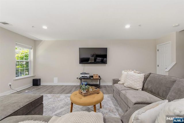 28 Mountainside Drive, Pompton Lakes, NJ 07442
