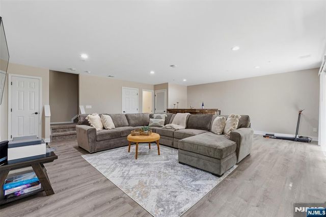 28 Mountainside Drive, Pompton Lakes, NJ 07442