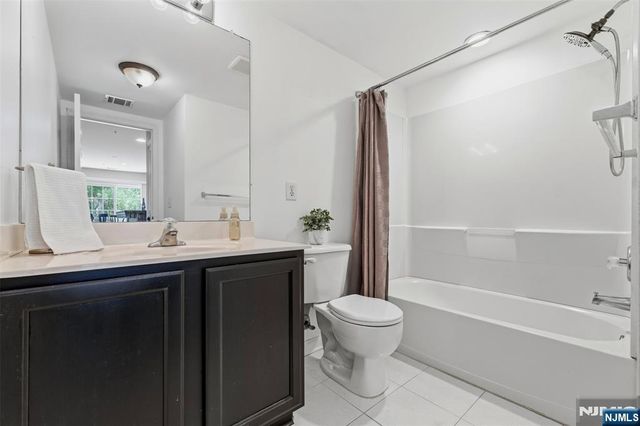 28 Mountainside Drive, Pompton Lakes, NJ 07442