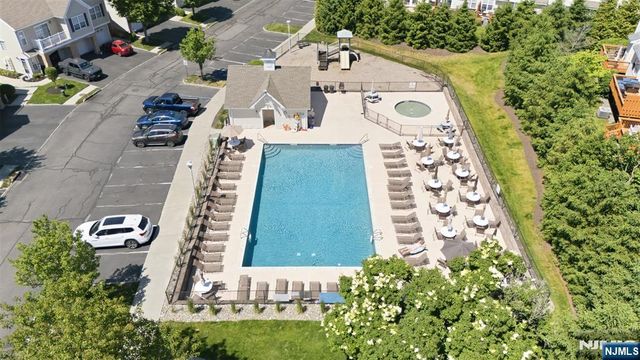28 Mountainside Drive, Pompton Lakes, NJ 07442