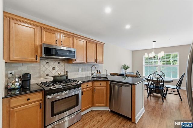 28 Mountainside Drive, Pompton Lakes, NJ 07442