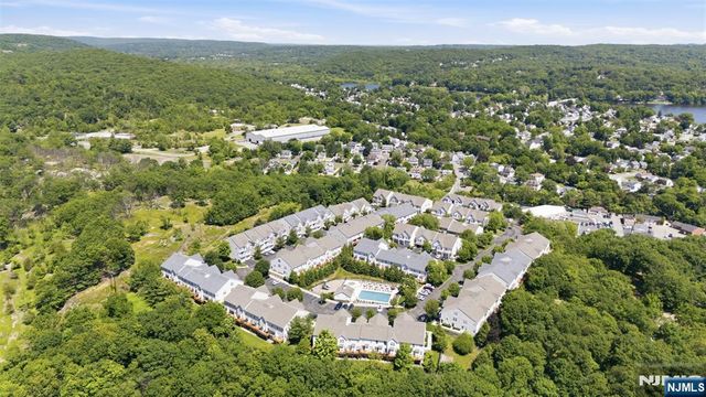 28 Mountainside Drive, Pompton Lakes, NJ 07442