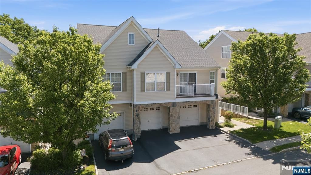28 Mountainside Drive, Pompton Lakes, NJ 07442