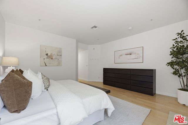 120 S Crescent Drive 104, Beverly Hills, CA 90212