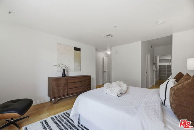 120 S Crescent Drive 104, Beverly Hills, CA 90212