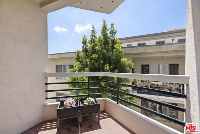 120 S Crescent Drive 104, Beverly Hills, CA 90212